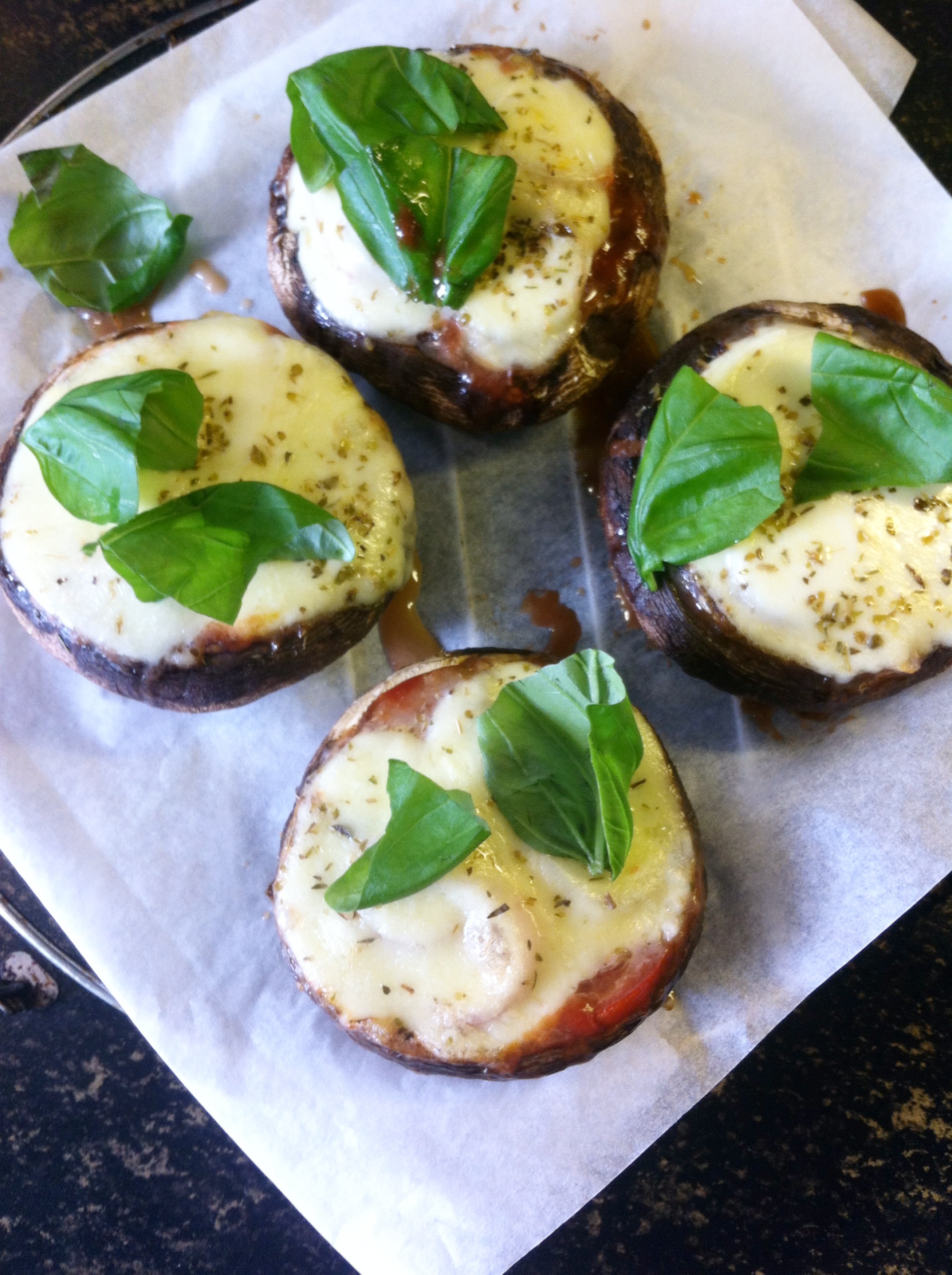Portobello met tomaat, ui en mozzarella Feelgoodbyfood