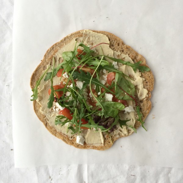 Wrap met humus, groenten en rucola