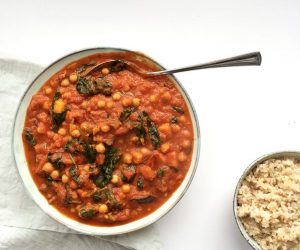 Zoete aardappel-tomaten stew met kikkererwten, spinazie en aubergine
