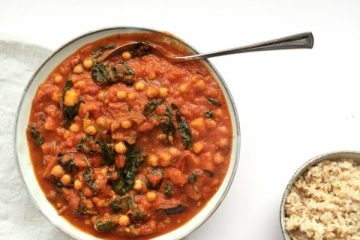 Zoete aardappel-tomaten stew met kikkererwten, spinazie en aubergine