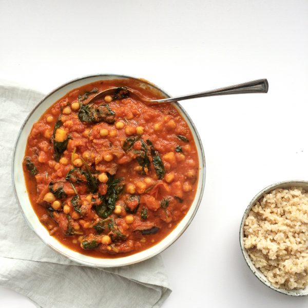 Zoete aardappel-tomaten stew met kikkererwten, spinazie en aubergine