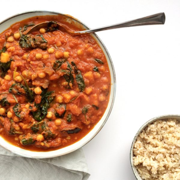 Zoete aardappel-tomaten stew met kikkererwten, spinazie en aubergine