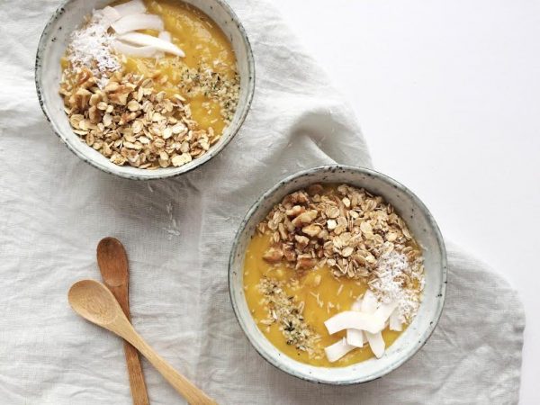 Mango smoothie bowl