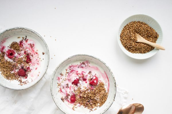 Yoghurt met gepofte quinoa 