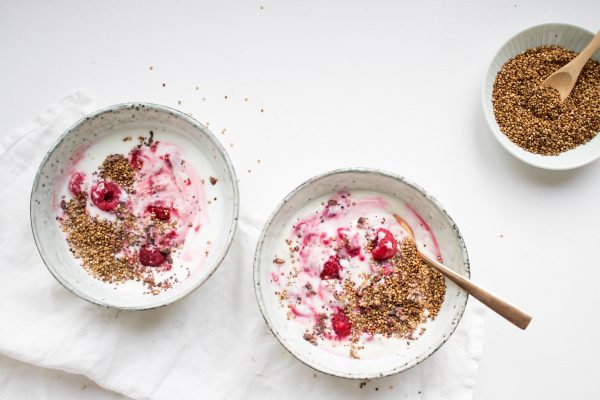 Yoghurt met gepofte quinoa