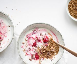 Yoghurt met gepofte quinoa