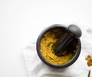 gele currypasta maken