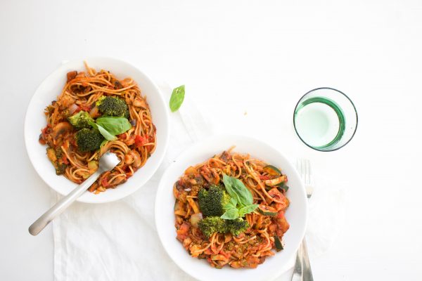 Maak los tsunami Beoefend Snelle pasta met tomatensaus en veel groenten! - Feelgoodbyfood