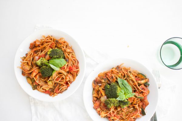 Maak los tsunami Beoefend Snelle pasta met tomatensaus en veel groenten! - Feelgoodbyfood