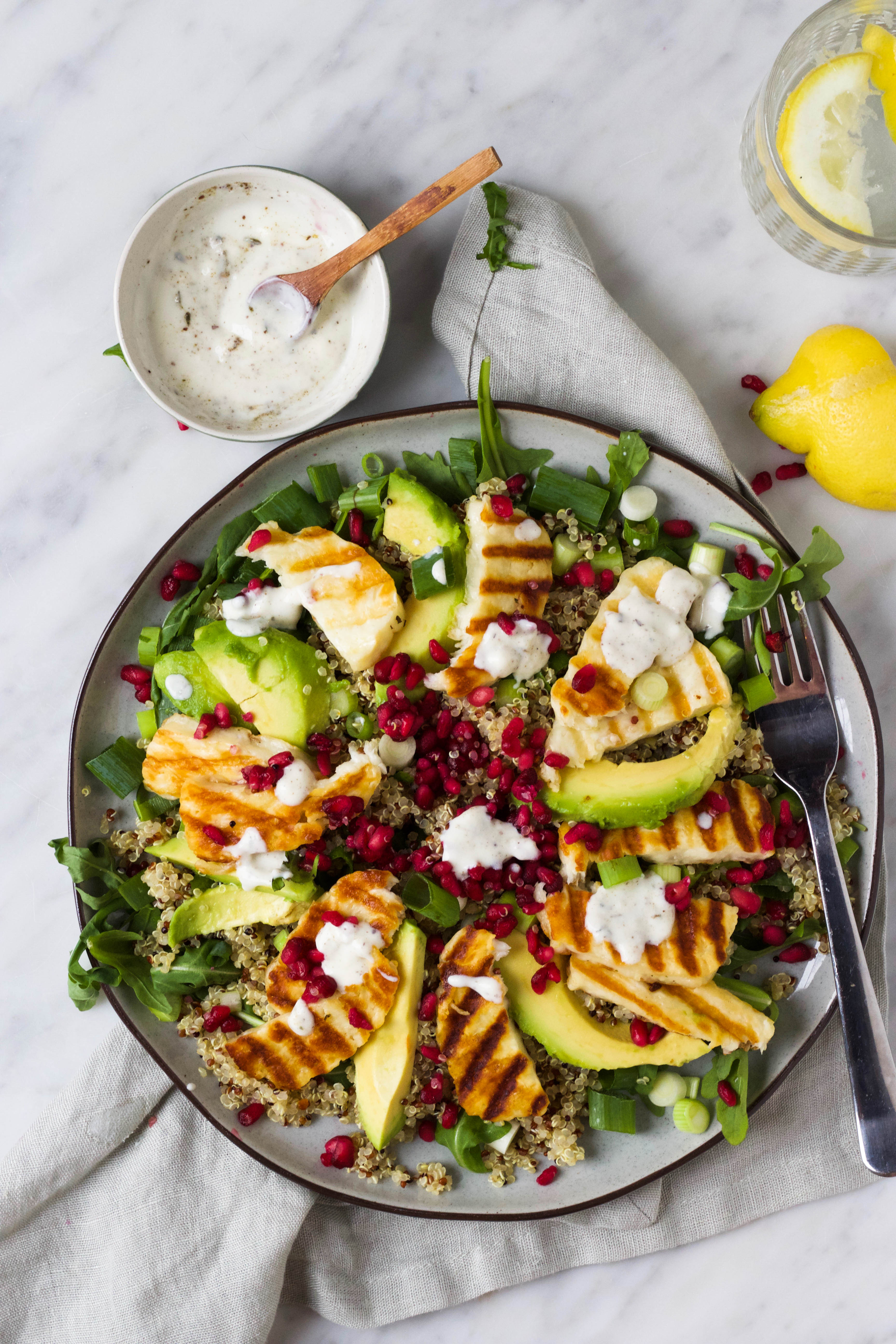 Halloumi salade met quinoa, granaatappel en yoghurt dressing ...