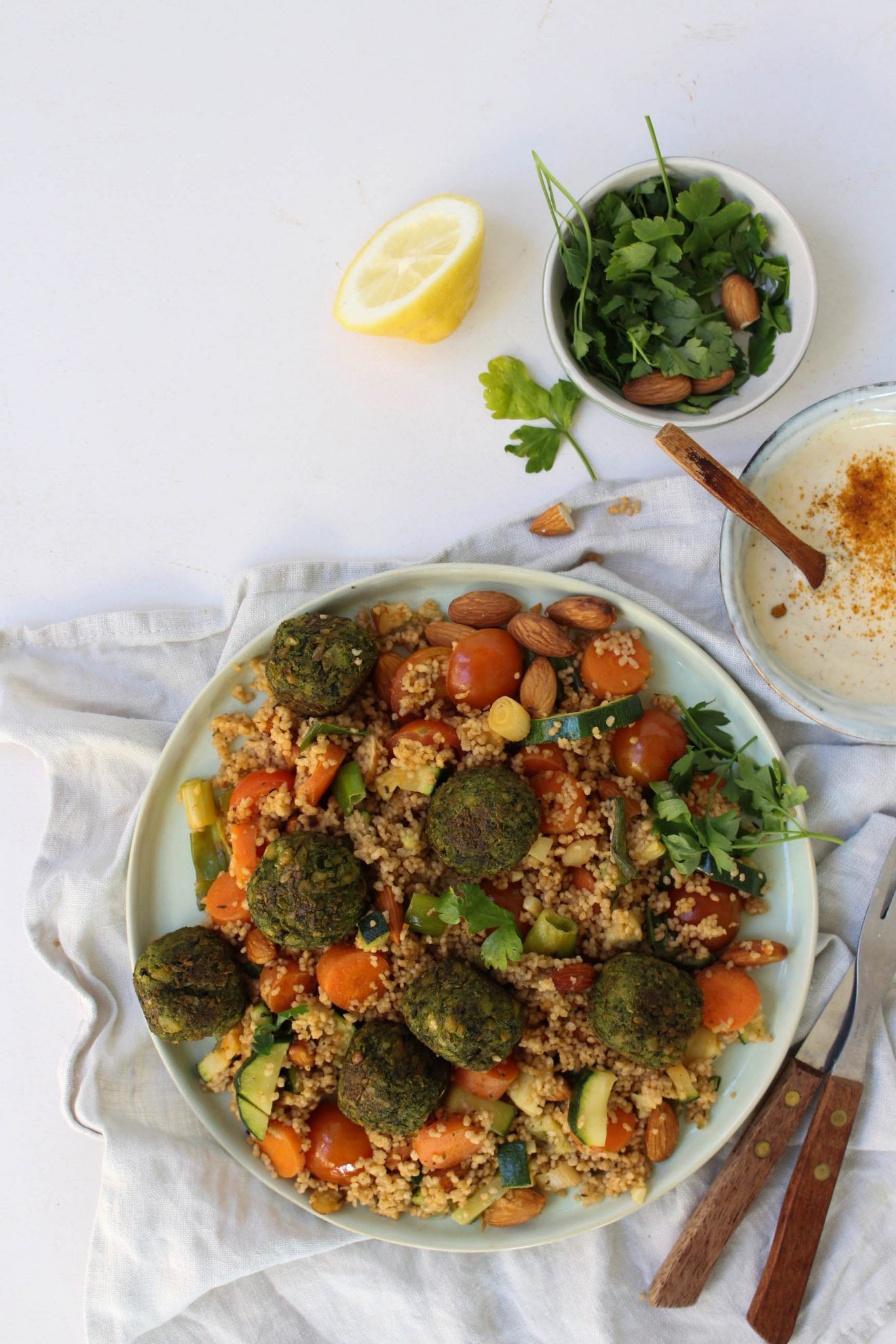 Spelt couscous met spinaziefalafel en tahinRas El Hanout dressing
