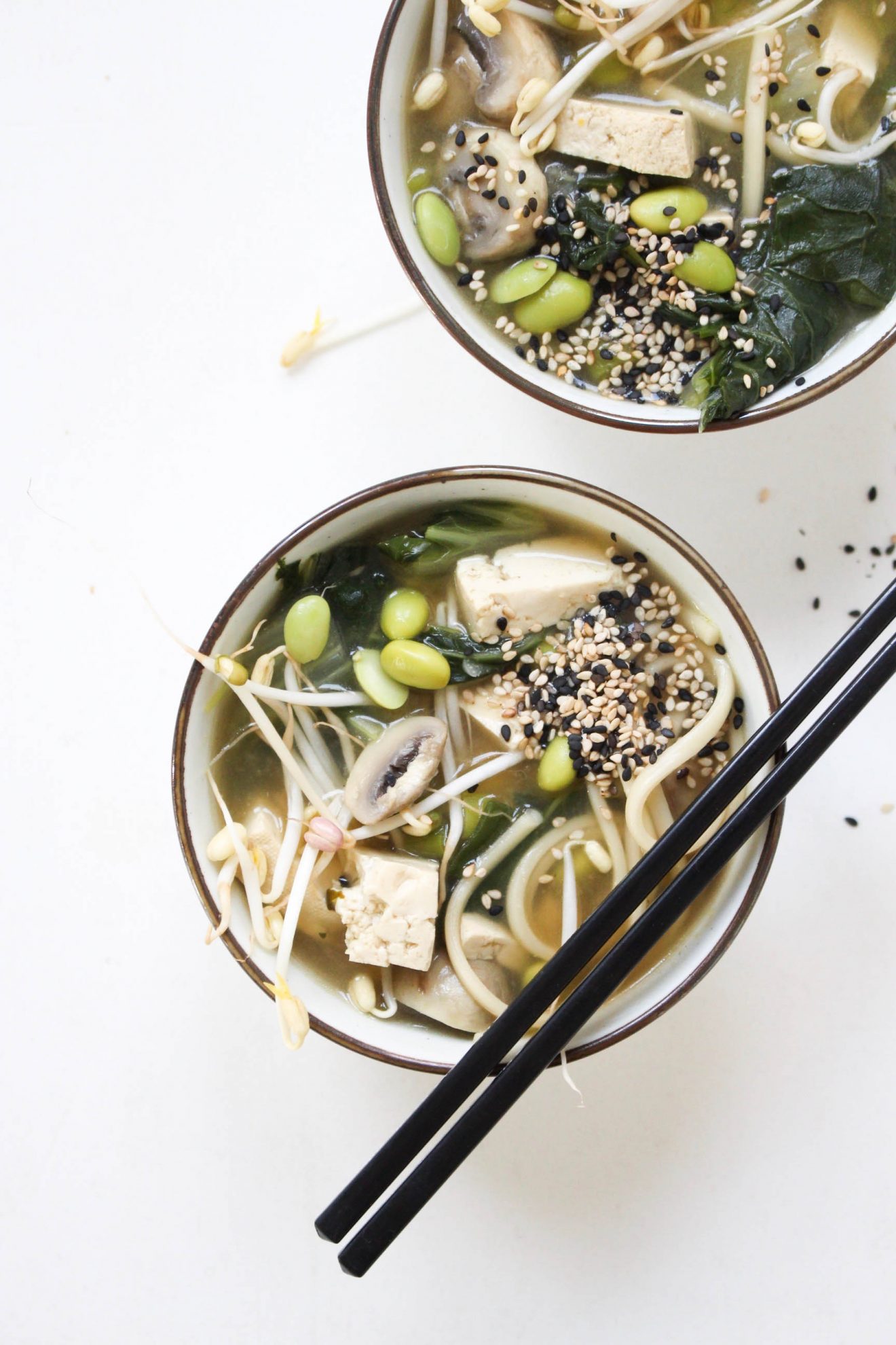 Miso soep met tofu, edamame, paksoi en paddenstoelen Feelgoodbyfood