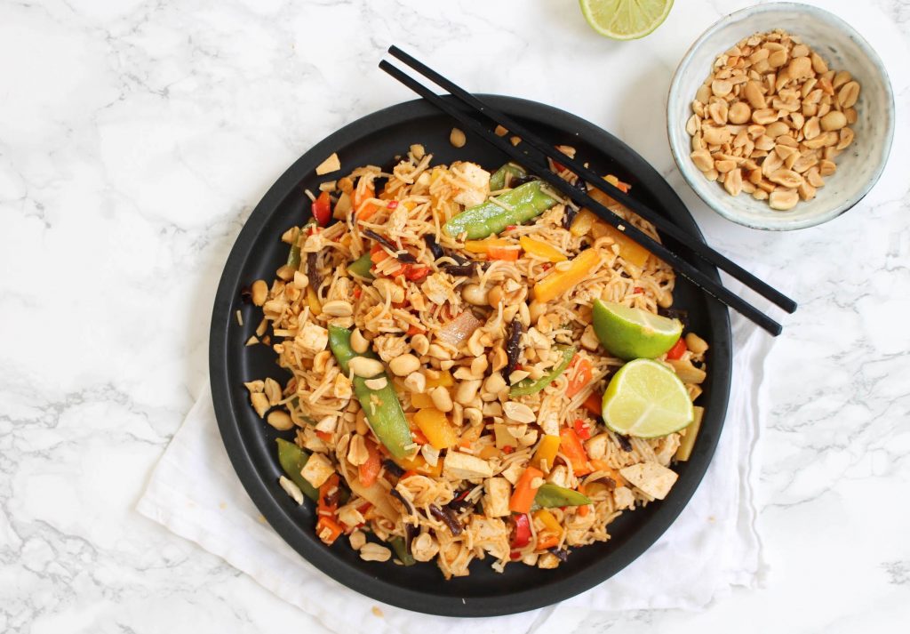 Vegan pad thai met scrambled tofu