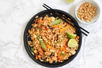 Vegan pad thai met scrambled tofu