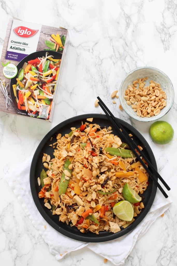 Vegan pad thai met scrambled tofu