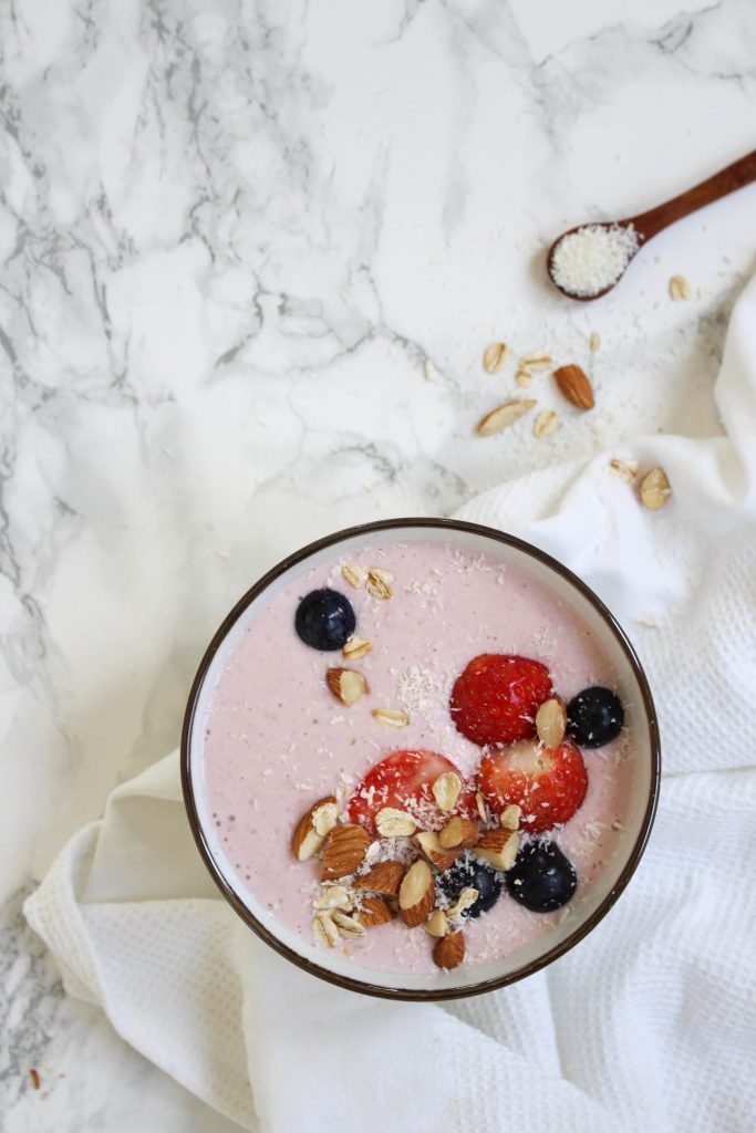strawberry-oat breakfastbowl