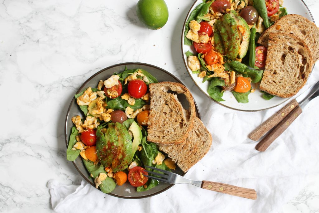 toast spinazie, ei en avocado