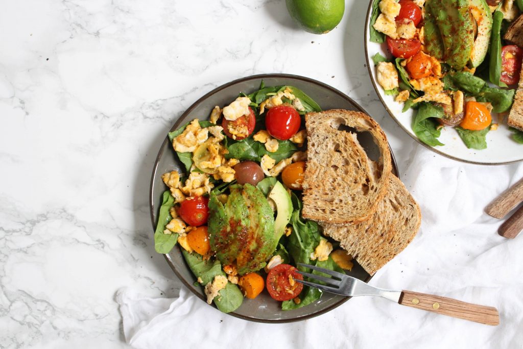 toast spinazie, ei en avocado