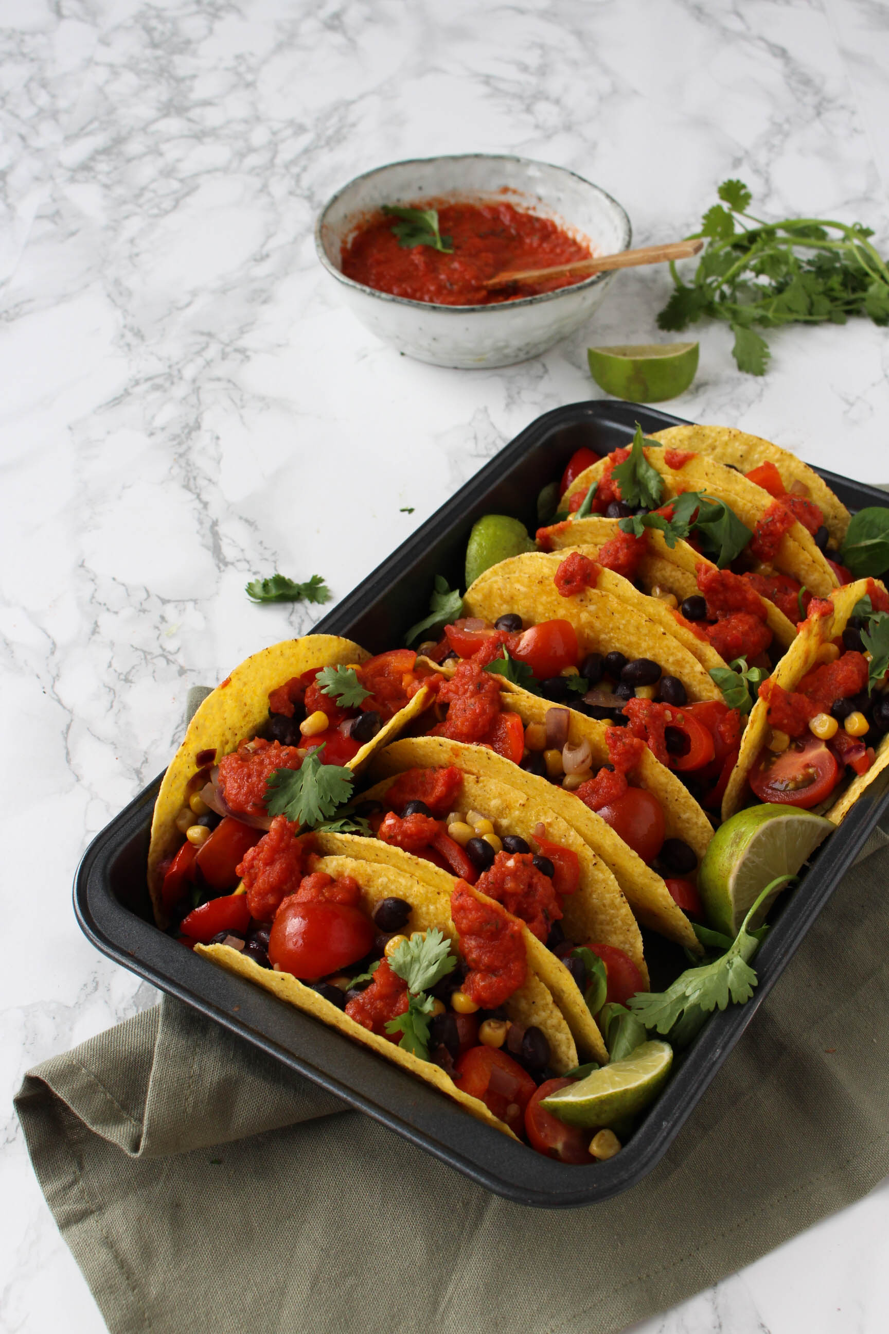Mexicaanse taco's spicy tomatensaus