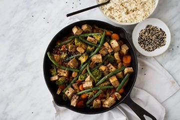 roerbak groenten met gemarineerde honing-sesam tofu