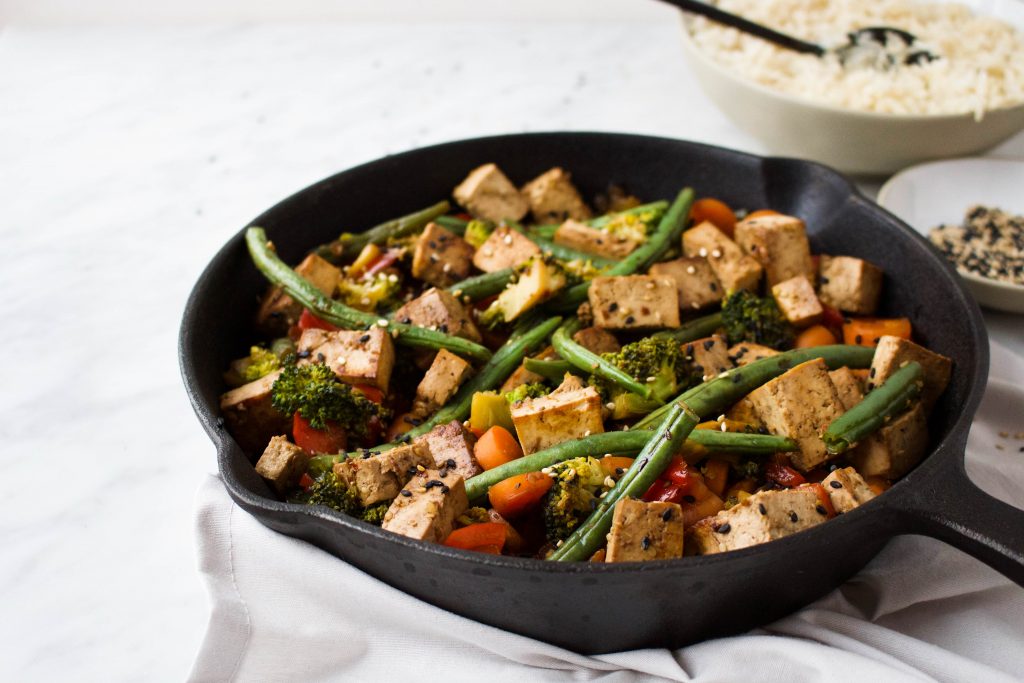 roerbak groenten met gemarineerde honing-sesam tofu