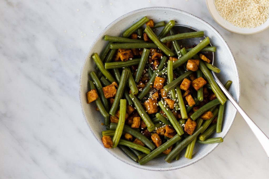 boontjes met gemarineerde tempeh