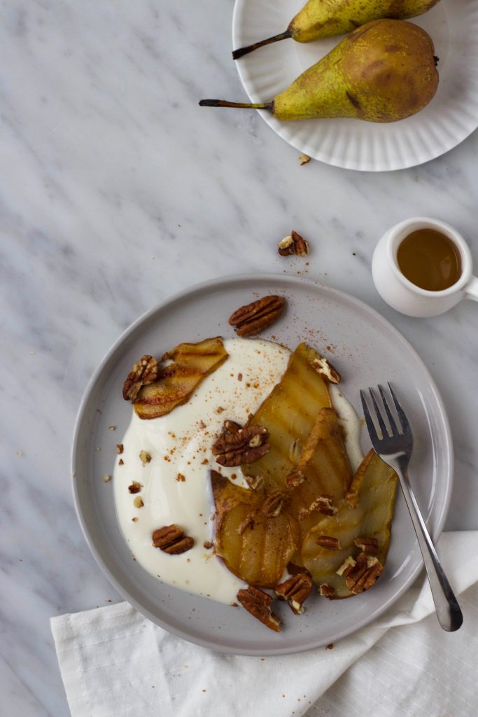 Yoghurt gegrilde peer honing pecannoten