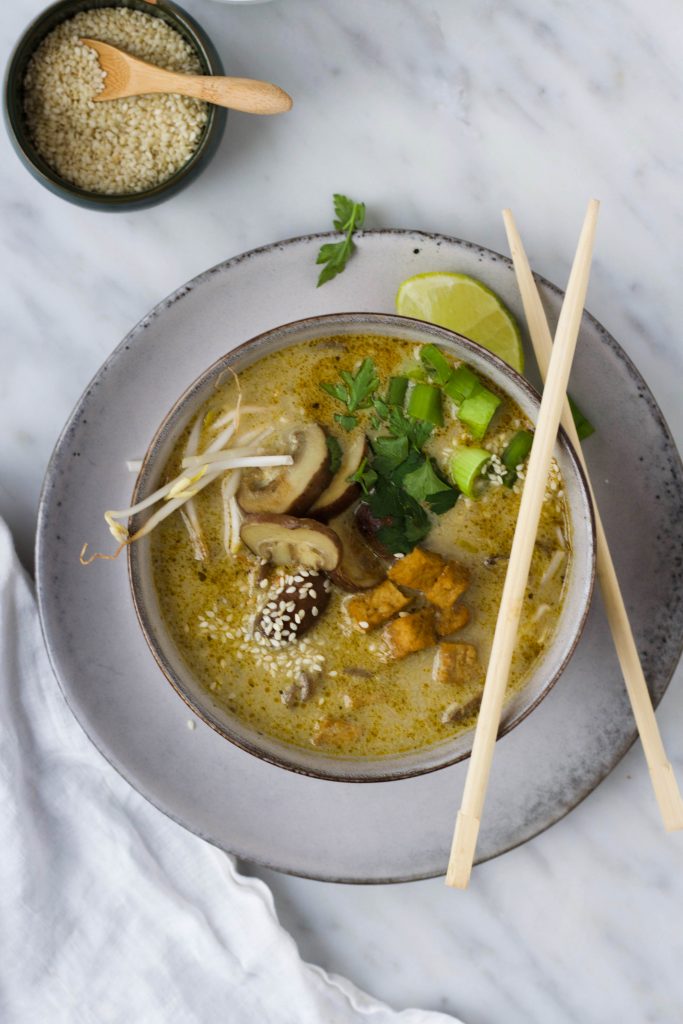 groene curry soep met noedels,