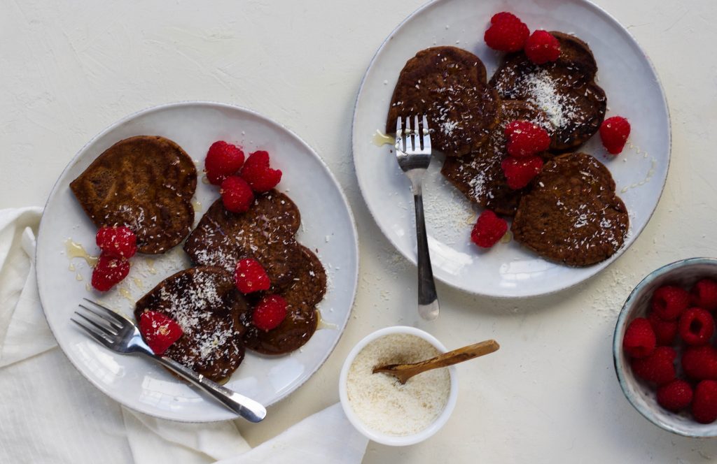 Interpersoonlijk steenkool Smelten Valentijn ontbijt: chocolade pannenkoekjes met frambozen en rijstsiroop -  Feelgoodbyfood