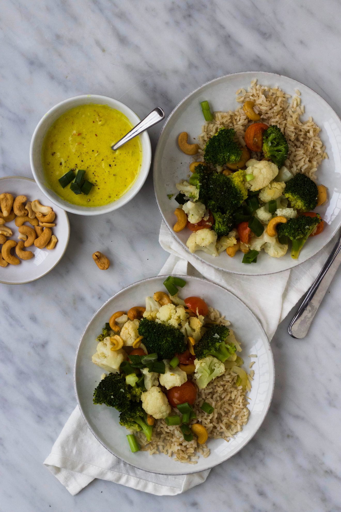 Broccolibloemkool met kerriesaus, cashewnoten en rijst