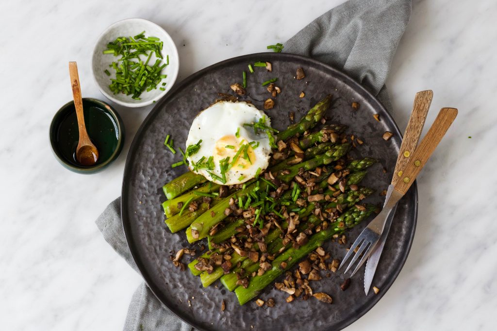 gegrilde asperges, ei, champignons 