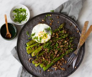 gegrilde asperges, ei, champignons