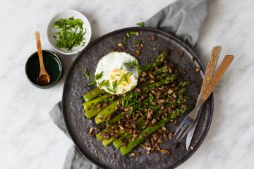 gegrilde asperges, ei, champignons