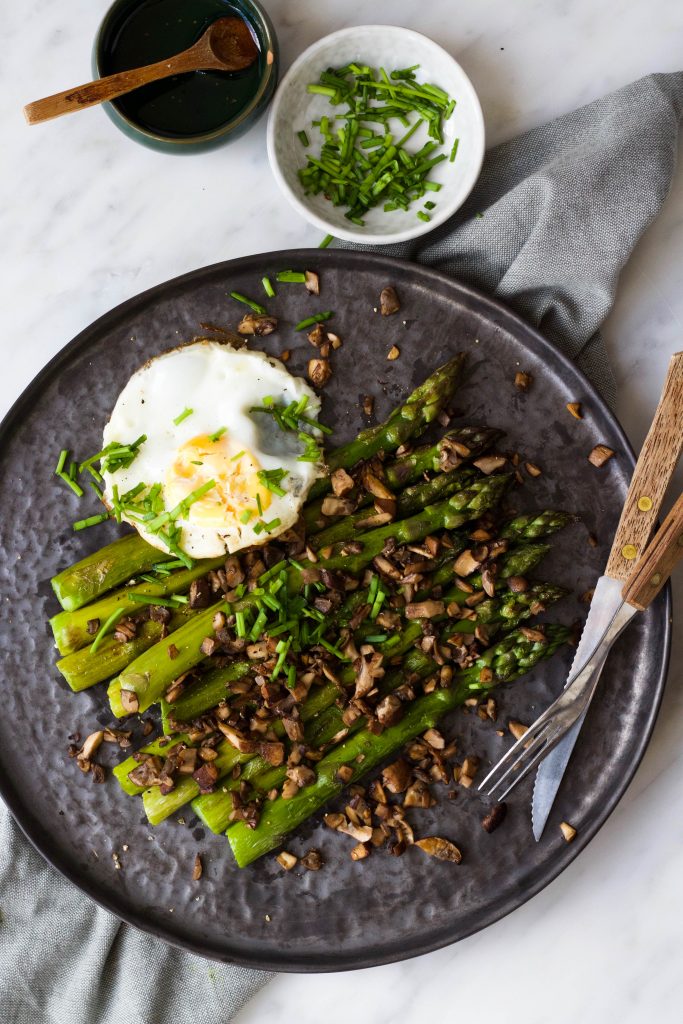 gegrilde asperges, ei, champignons 