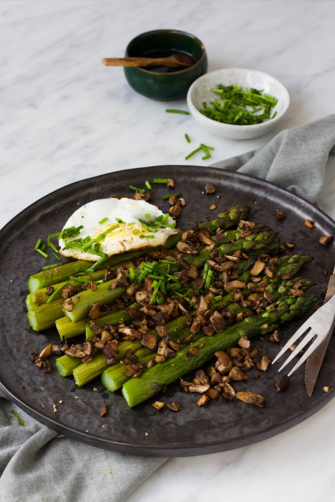 gegrilde asperges, ei, champignons 