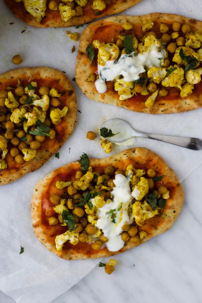 Naan met massala kikkererwten en bloemkool en yoghurt