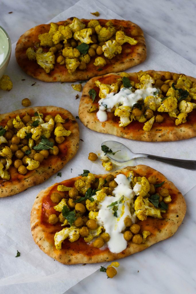 Naan met massala kikkererwten en bloemkool en yoghurt