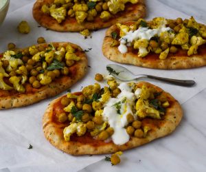 Naan met massala kikkererwten en bloemkool en yoghurt