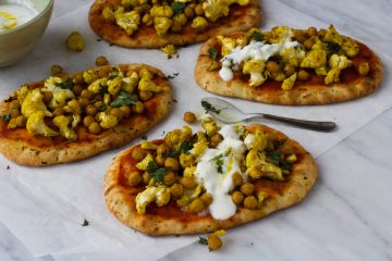 Naan met massala kikkererwten en bloemkool en yoghurt