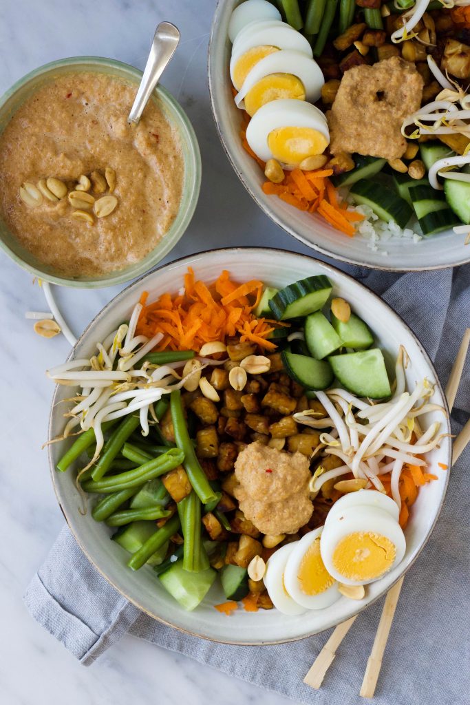 Gado gado salade bloemkoolrijst tempeh pindadressing