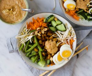 Gado gado salade bloemkoolrijst tempeh pindadressing