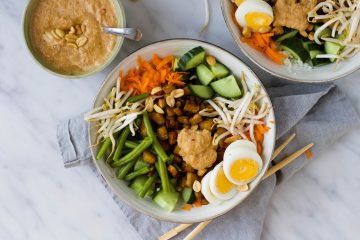 Gado gado salade bloemkoolrijst tempeh pindadressing