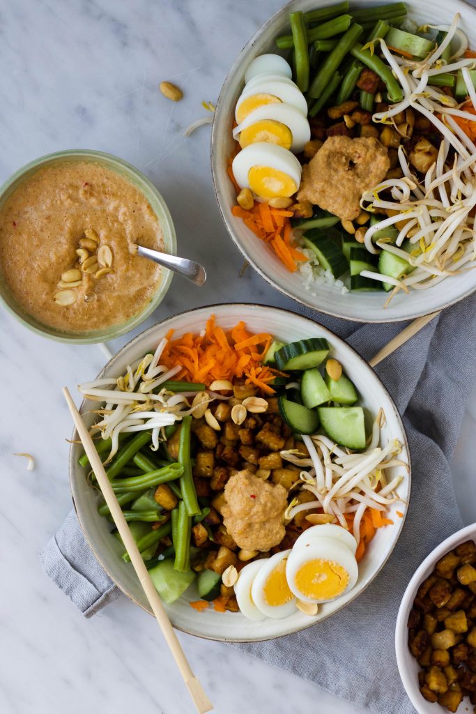 Gado gado salade bloemkoolrijst tempeh pindadressing