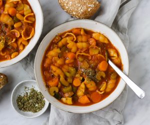 Minestrone soep Italiaanse tomatensoep pasta