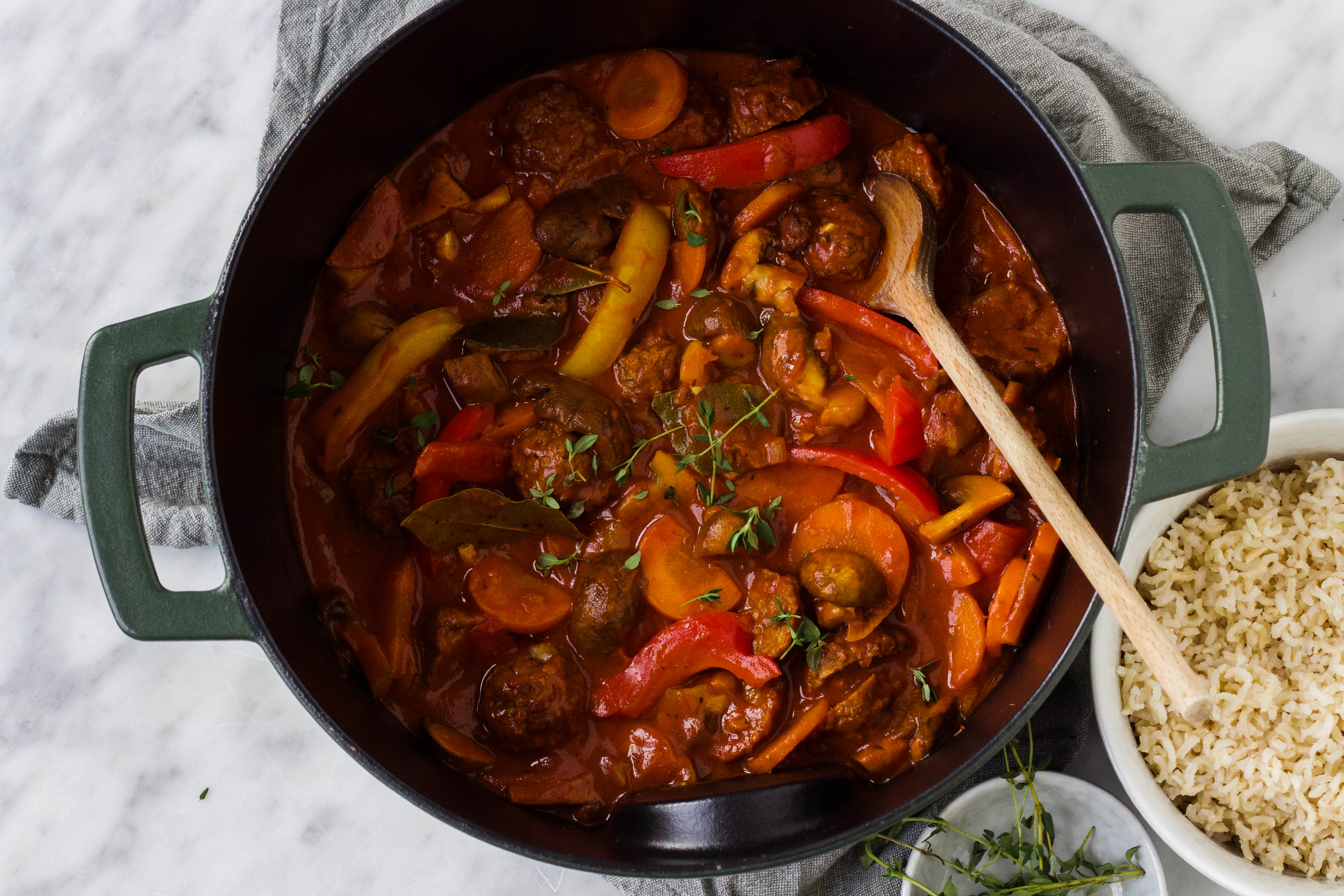 Vegetarische goulash met paddenstoelen, wortel en paprika - Feelgoodbyfood