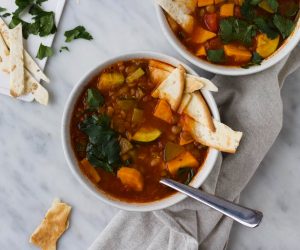 Tomaat-linzensoep met zoete aardappel