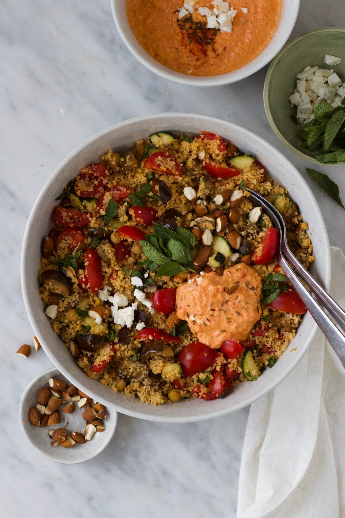 Couscous salade met kikkererwten, Ras el Hanout en paprikafeta dip