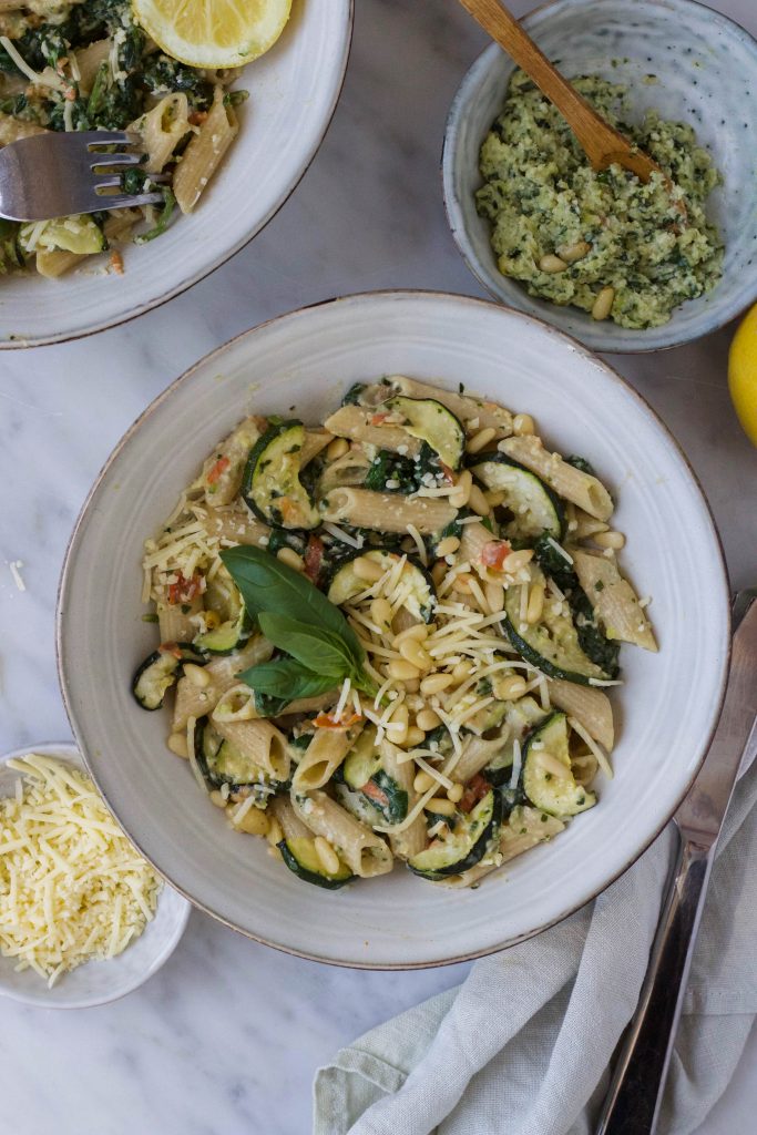 Pasta courgette pesto