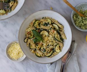 Pasta courgette pesto