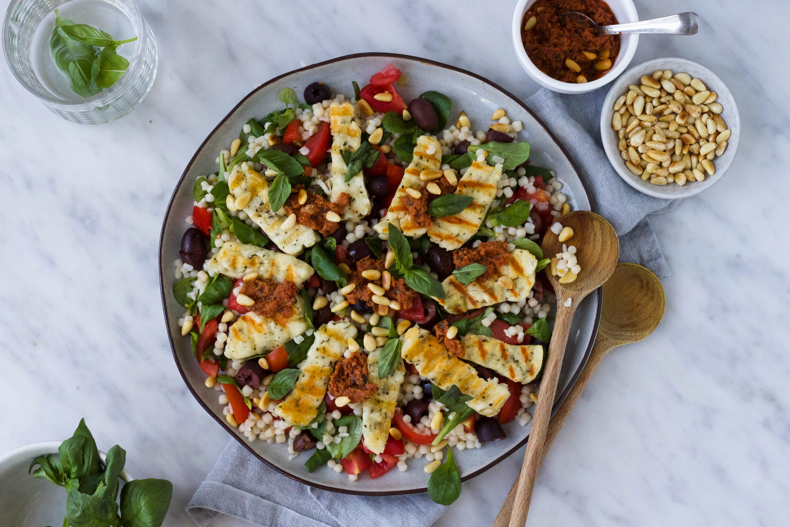 Halloumi salade met parelcouscous, pesto en olijven Feelgoodbyfood